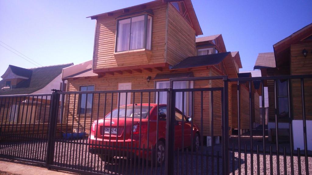皮奇勒姆安图迈小屋公寓的停在房子前面的红色汽车