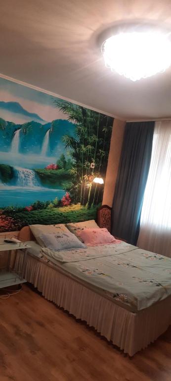 伊尔平Затишна, домашня 43м в тихому зеленому місці Поруч Центральний парк Університет的卧室墙上有绘画作品
