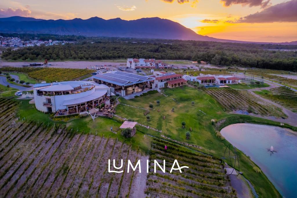帕拉斯德拉富恩特Hotel Vinícola Parvada by Lumina的享有度假胜地的空中美景和日落美景
