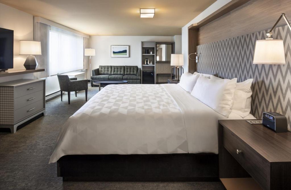 隆格伊蒙特利尔隆格伊假日酒店的酒店客房设有一张大床和一间客厅。