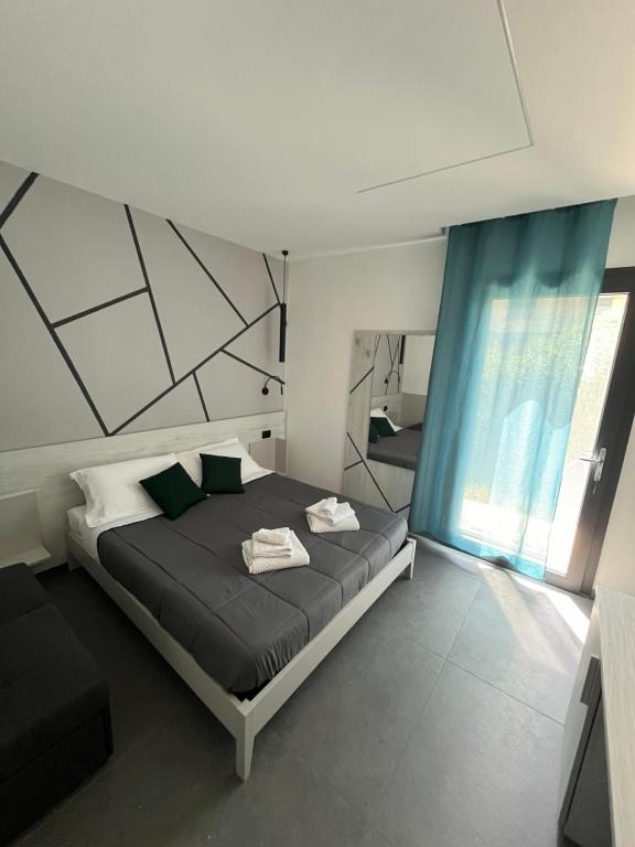 利多波波萨B&B A due passi dal mare的一间卧室设有一张床和一个大窗户