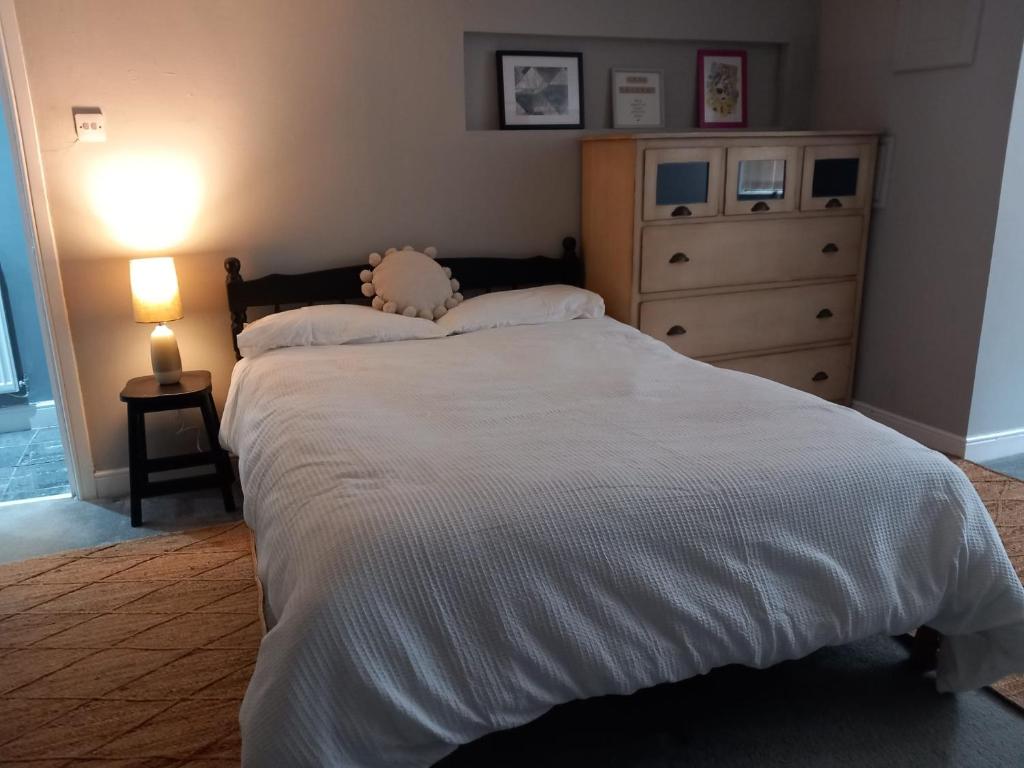 MoortownJasmine Haus的卧室配有白色大床和梳妆台