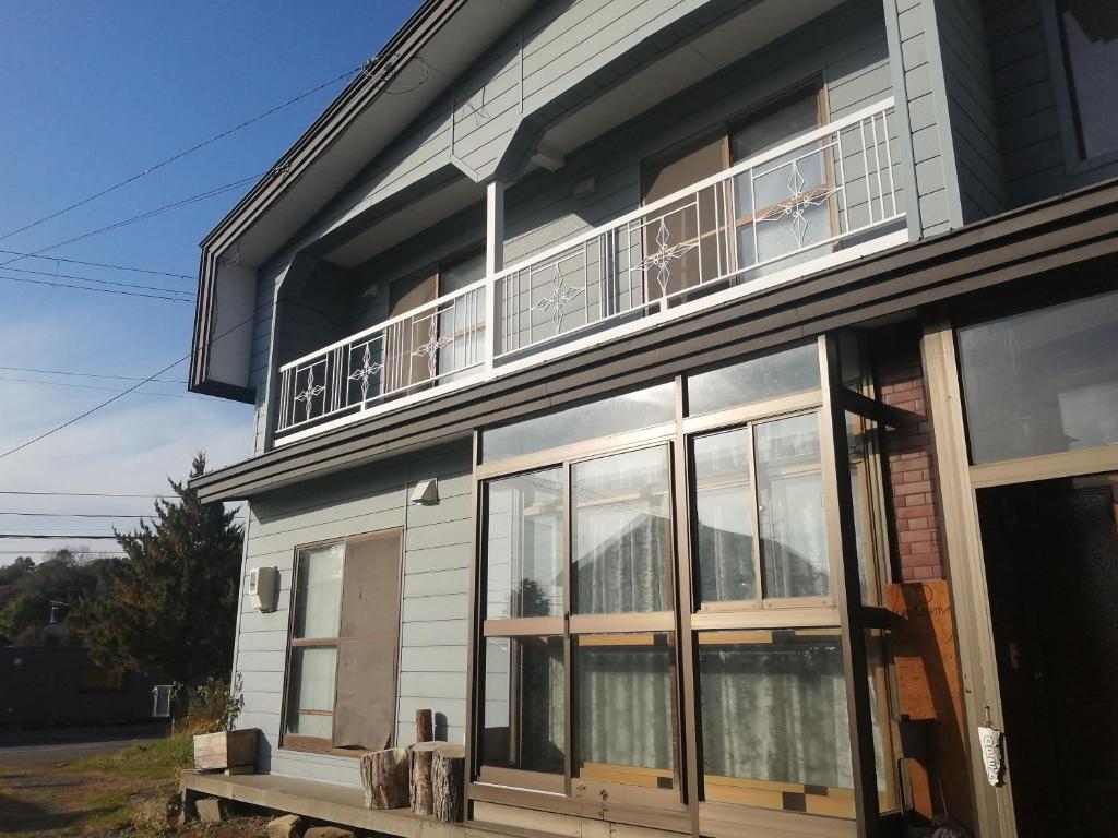 上川町Yukiumi House的房屋的顶部设有阳台