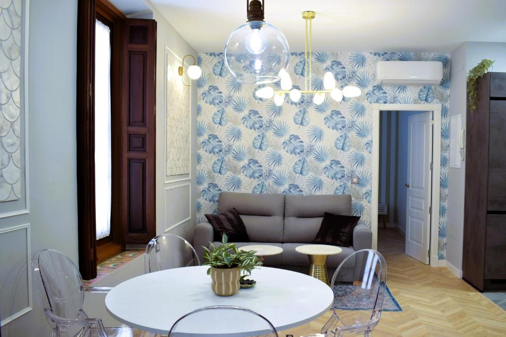 曼萨纳雷斯Casa Rístori Calicanto的客厅配有沙发和桌子