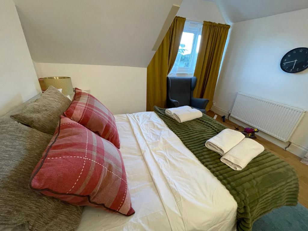 SurbitonLuxury Apartment in Surbiton, good access to London Waterloo的一间卧室配有一张带两个枕头的床