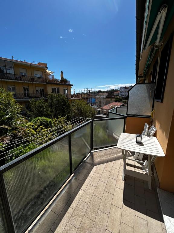 瓦拉泽Appartamento Varazze Sardi 28的设有一个配有桌子并享有美景的阳台。