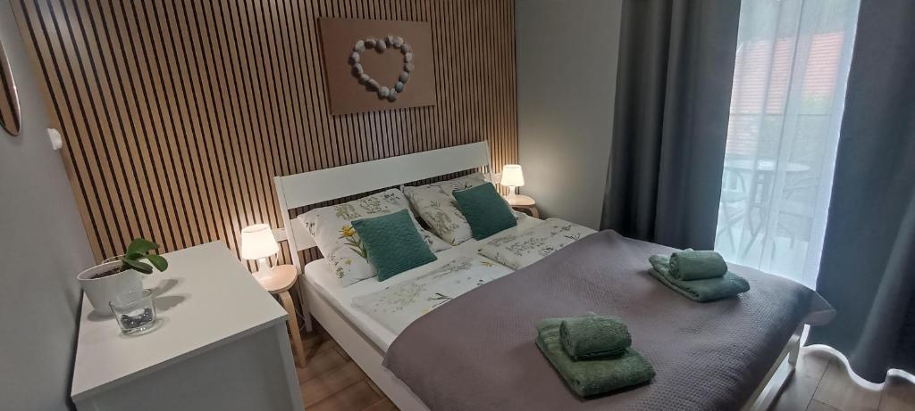 库多瓦-兹德鲁伊Apartamenty Gościnne Idylla的一间卧室配有一张带绿色枕头的床。