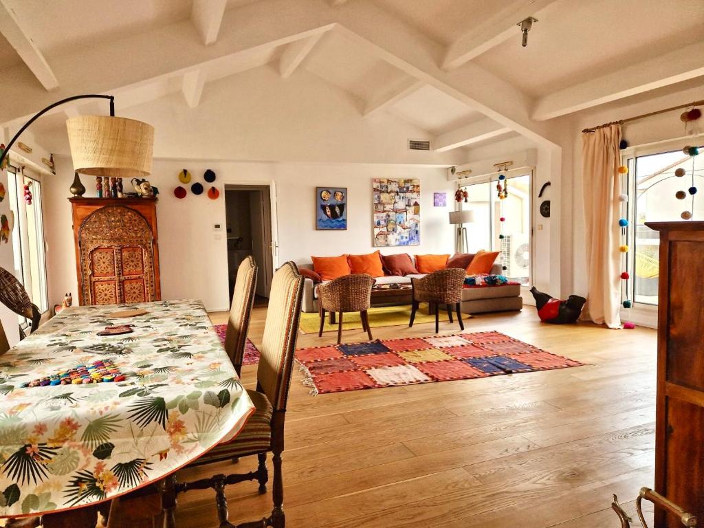 马赛Colourful loft in Marseille的客厅配有桌子和沙发