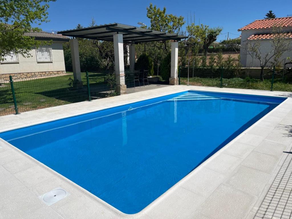 佩拉布若瓦Tres Hermanos CON PISCINA PRIVADA的一个带遮阳伞的大型蓝色游泳池