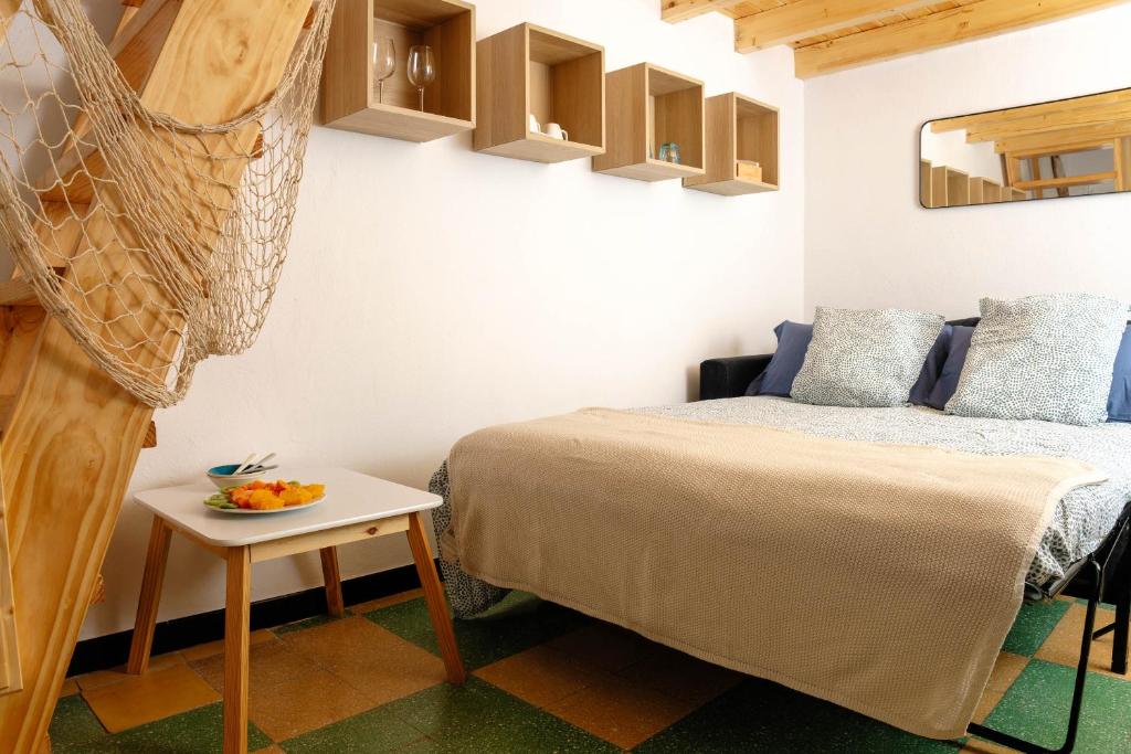 大加那利岛拉斯帕尔马斯Las Velas的一间卧室配有一张床和一张边桌
