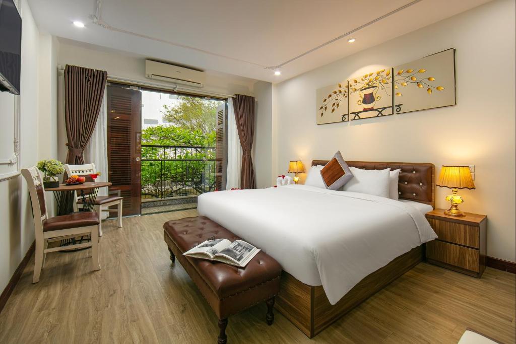 河内Hanoi Tunger Premium Hotel & Travel的卧室配有一张白色大床和一张书桌