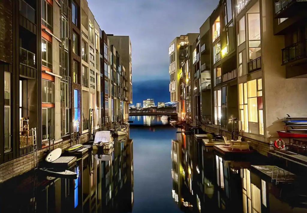哥本哈根Canal view In City的一群建筑和一条有船的运河