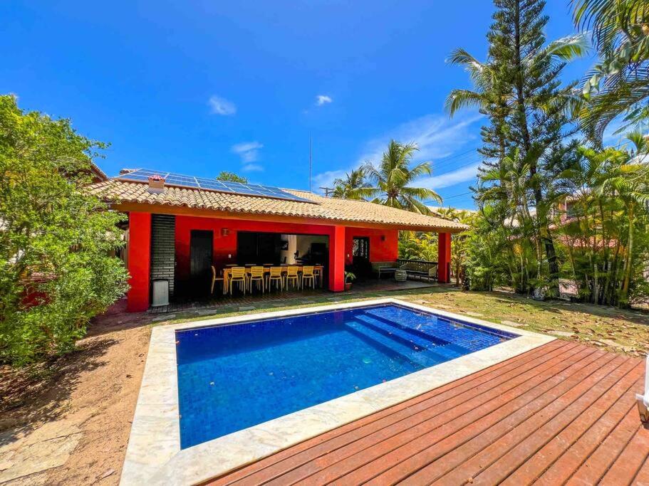 马塔迪圣若昂Casa do Lord - Natú的别墅前设有游泳池