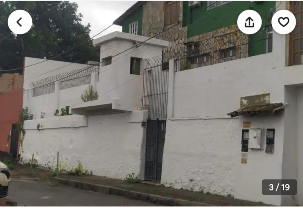 萨尔瓦多salvador/ba, casa com ar. temporada, centro的白色的建筑,旁边有一扇门