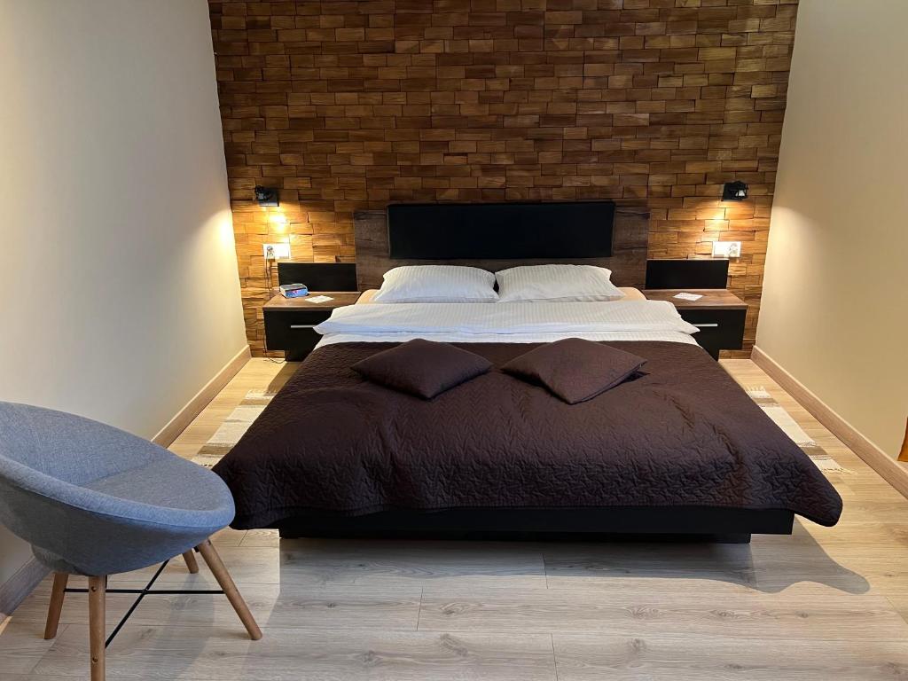 比亚韦斯托克Apartments Gradowa的一间卧室配有一张大床、两张桌子和一把椅子