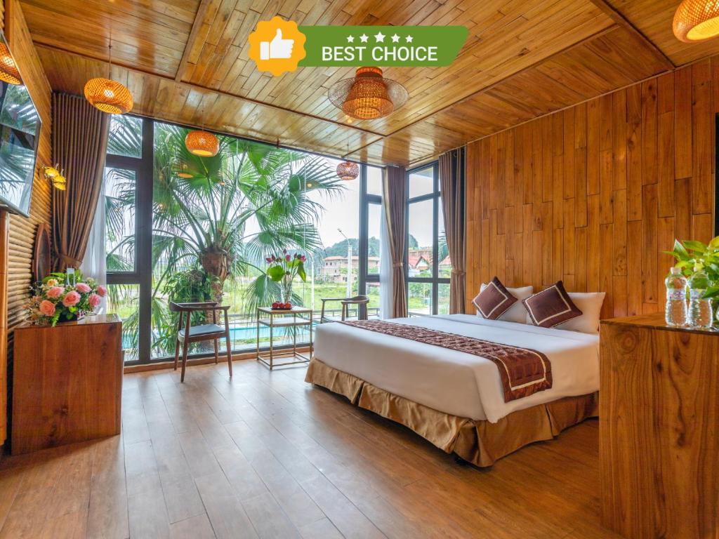 宁平Tam Coc Serenity Hotel & Bungalow的一间设有床铺的卧室,位于带窗户的房间内