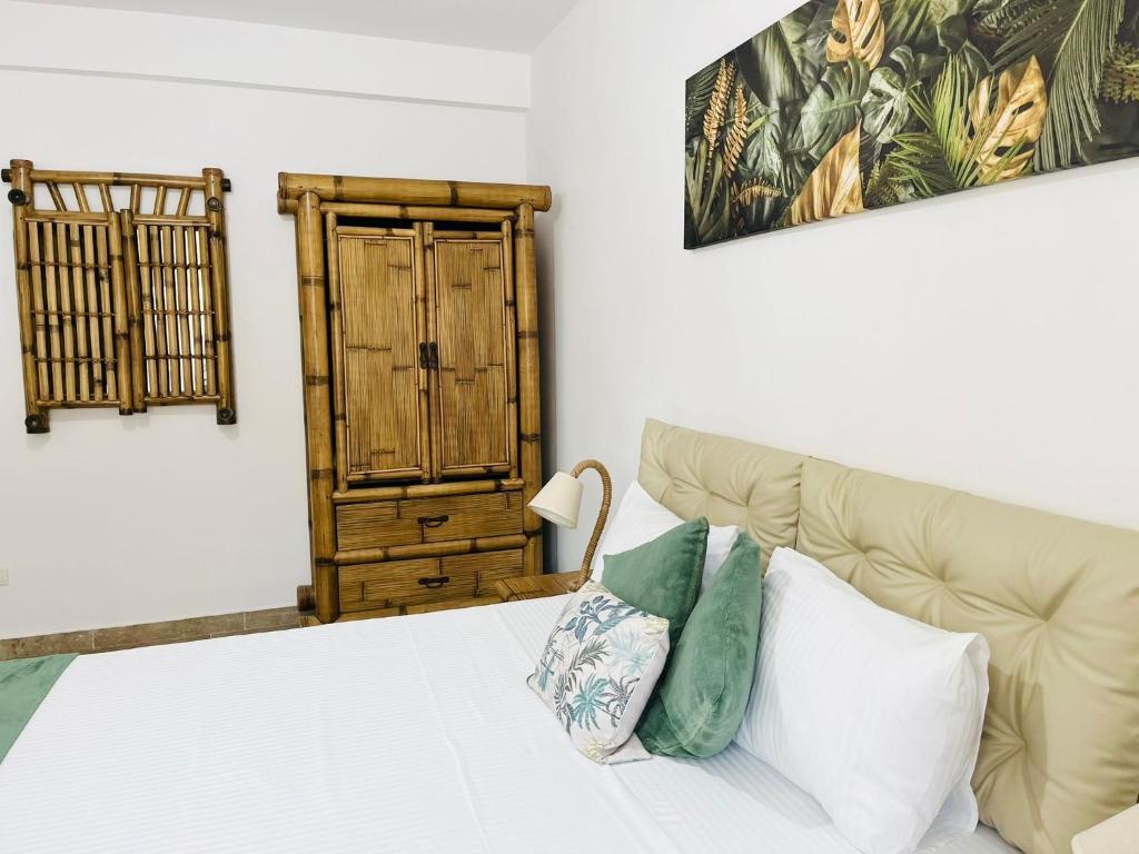 北马马亚-讷沃达里Holidays Makerel Lodge Vibes Mamaia Nord的一间卧室配有一张床和一个木制橱柜