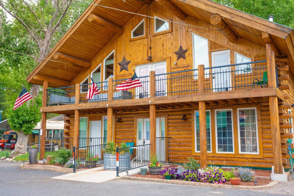 卡斯凯德Alpine Lodge Hotel的一座带美国国旗的木屋