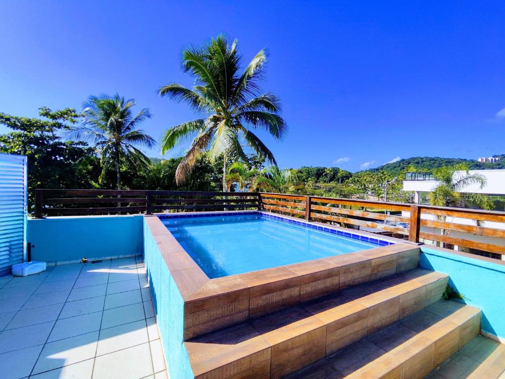 瓜鲁雅Pousada Sereia Tropical的屋顶上的游泳池