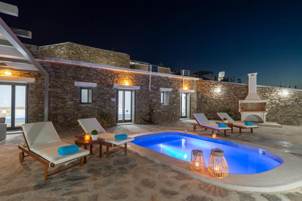 帕拉斯波罗斯Peters Place - Paros Resort的后院的游泳池