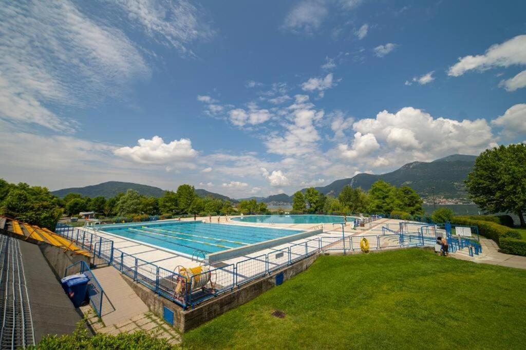 伊塞奥la Casa del Patio的一座大游泳池,位于一个山地公园内