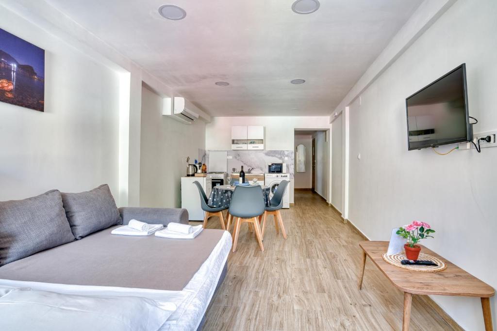 里桑Apartments Pavic的客厅配有沙发和桌子