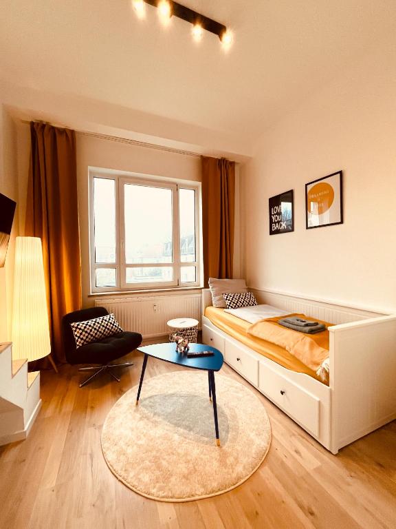 德累斯顿D52 - das Businessapartment的一间卧室配有一张大床和一张桌子