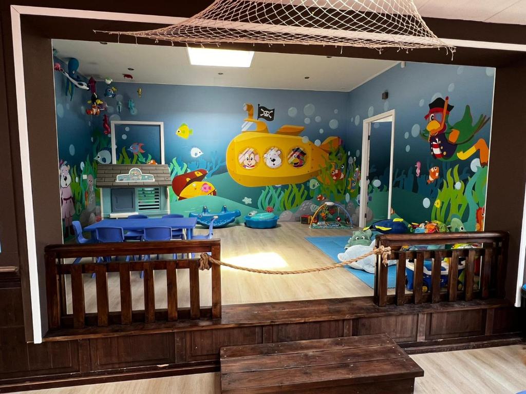 雷讷瑟Bondi Beach的墙上有小丑鱼壁画的儿童房
