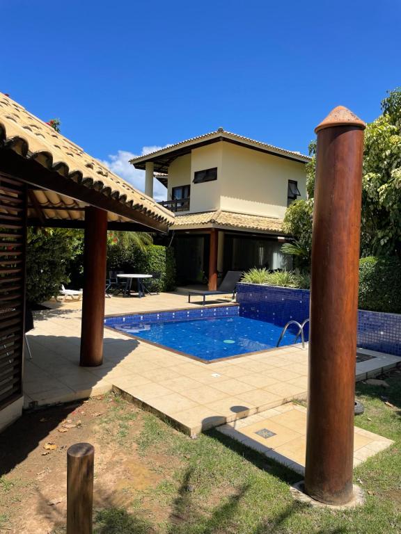 萨尔瓦多Casa Villa Lele的房屋前的游泳池