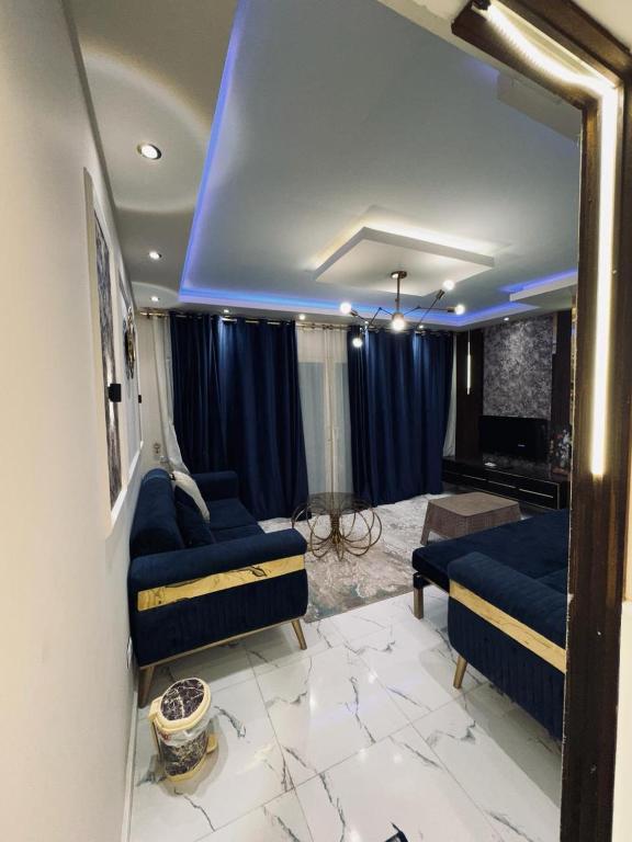 艾因苏赫纳بورتو السخنة的客厅配有蓝色的家具和蓝色的天花板