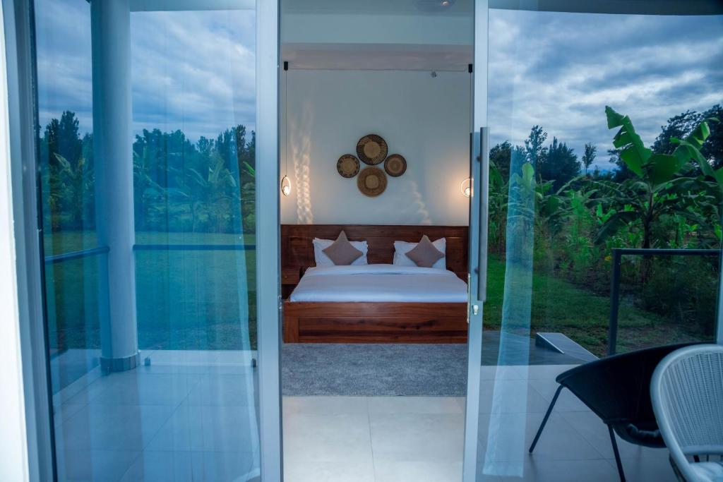 ShiriShose Farm House的一间卧室设有一张床和一个玻璃门