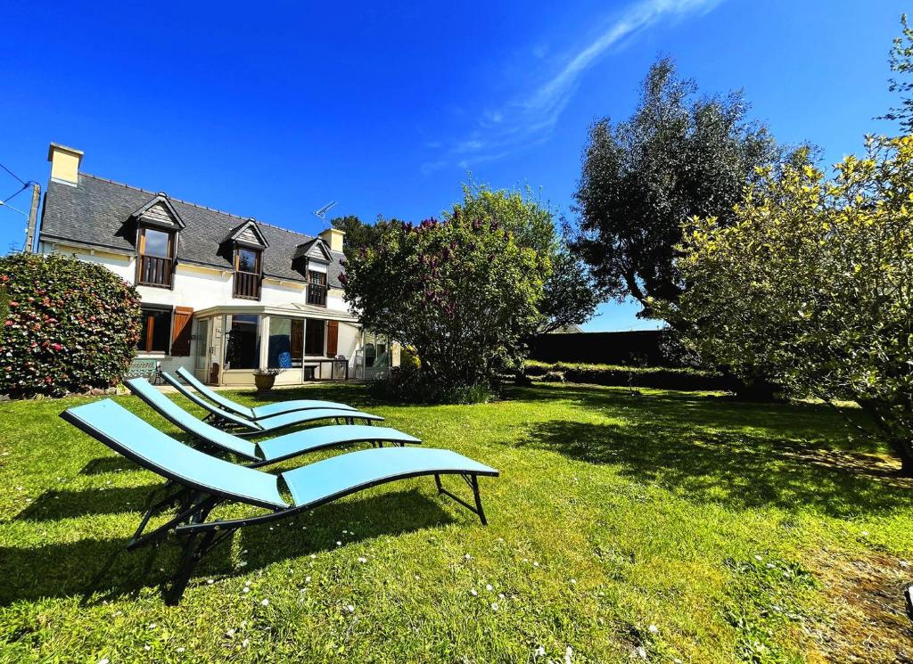 普卢巴拉内克Maison Croas Zellour的坐在房子前面的草上一组椅子