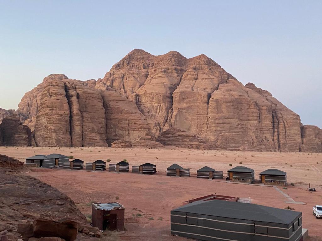 瓦迪拉姆Wadi Rum albasli的山前的一组帐篷