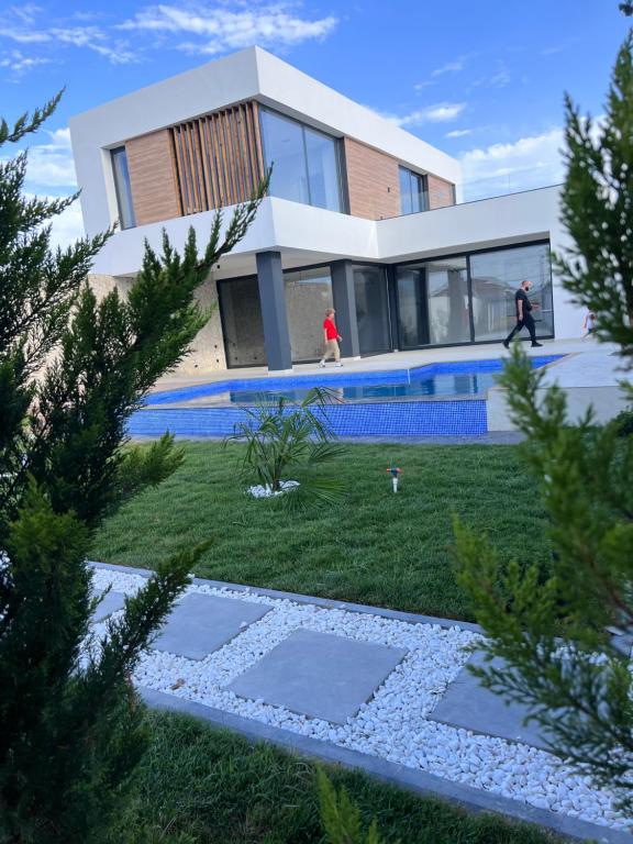 巴库Modern villa的前面的人在房子里行走
