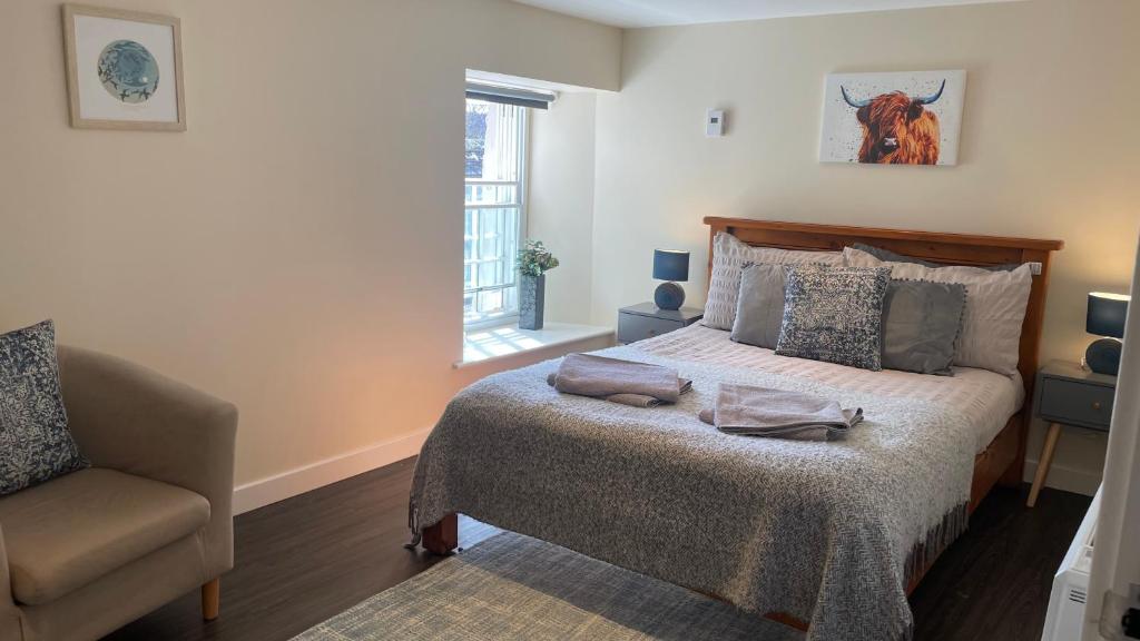柯克沃尔City Centre Bridge Street Apartment的卧室配有床、椅子和窗户。