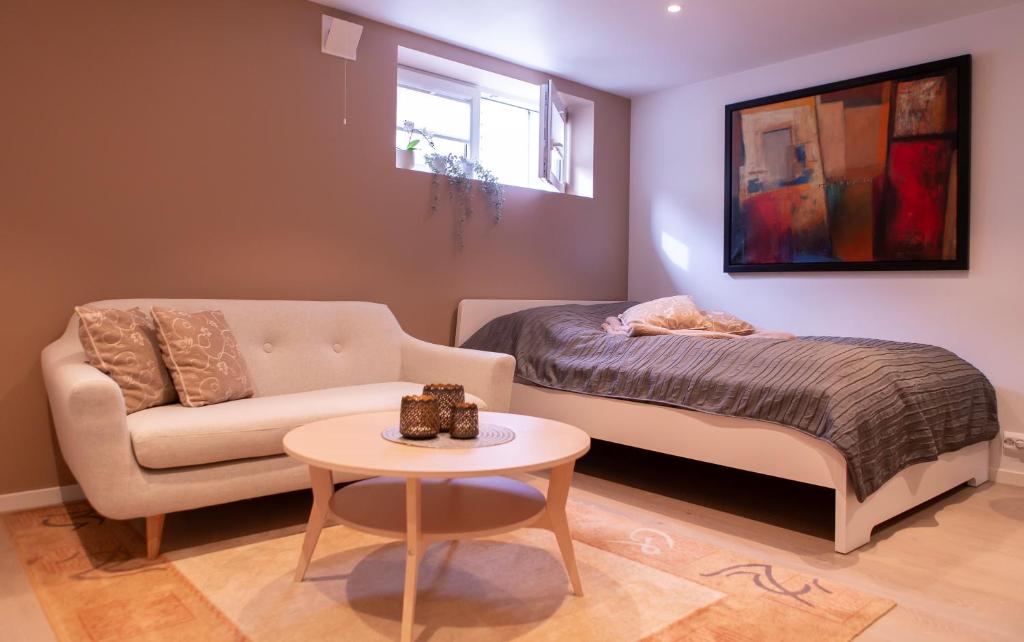 桑内斯Koselig studioleilighet i Sandnes sentrum的带沙发、床和桌子的客厅
