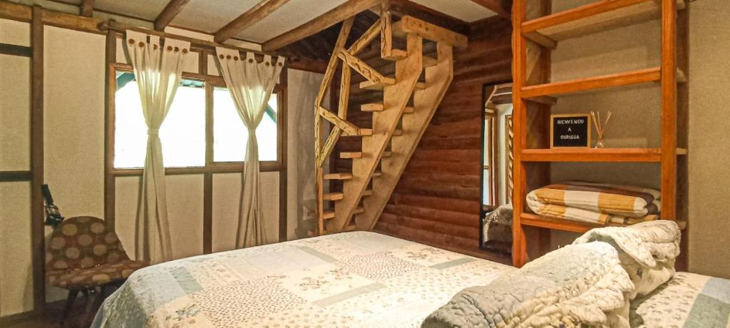 La PrimaveraCurigua Ecolodge-Sendero Cascada la milagrosa Buga的一间卧室设有一张床、梯子和窗户