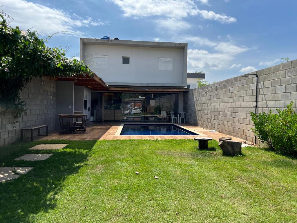博伊图瓦Skyhouse的一个带游泳池和房子的后院