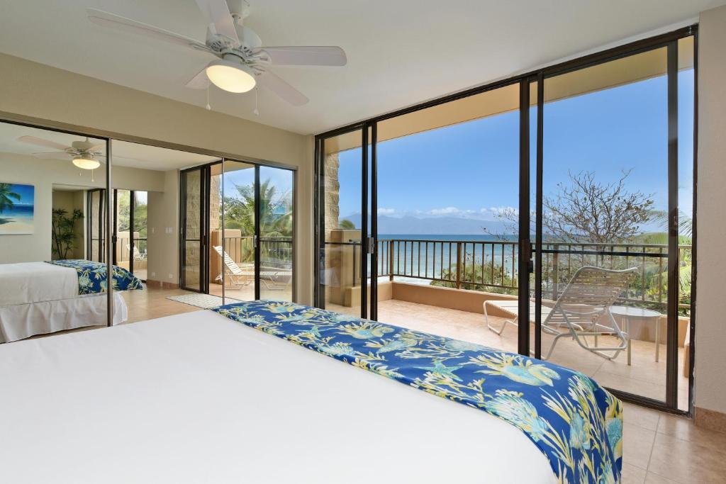 卡哈纳Paki Maui 424的一间卧室设有床和滑动玻璃门