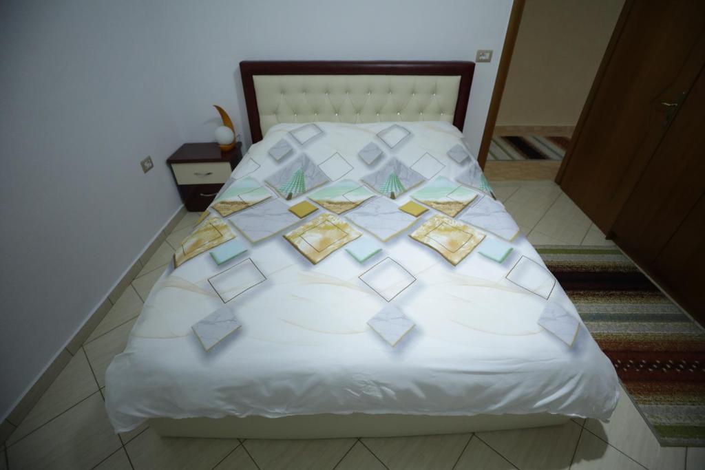 吉诺卡斯特Vila Antigonea的一张白色的床,上面有方形