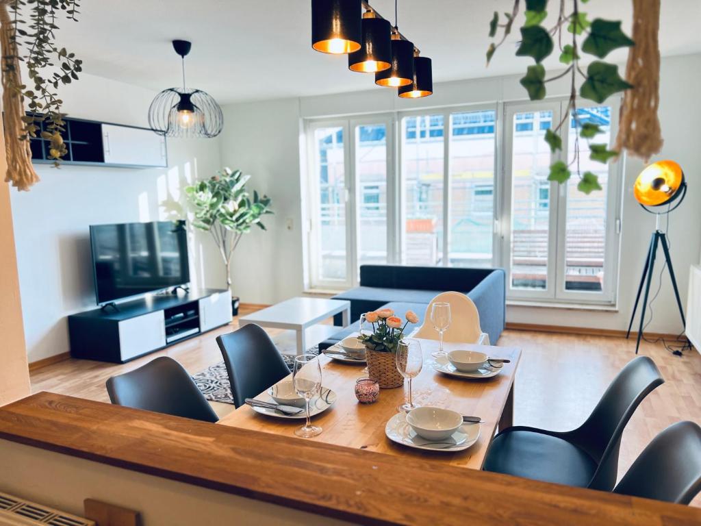 德累斯顿STARiVA - modernes Terrassen Apartment - Duplex Garage - Netflix的客厅配有木桌和椅子