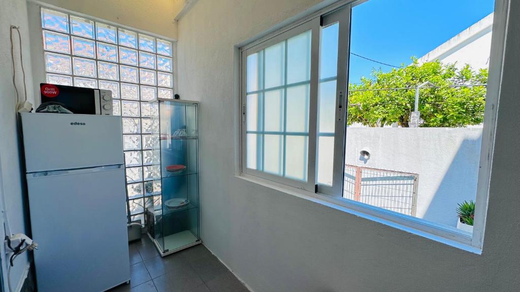 阿莫拉Dream home的窗户客房内的白色冰箱