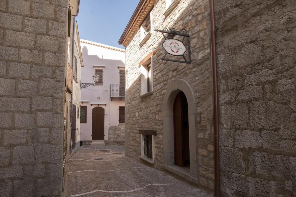 Schiavi di Abruzzo阿里吉利住宿加早餐旅馆的建筑物边的一条带时钟的小巷