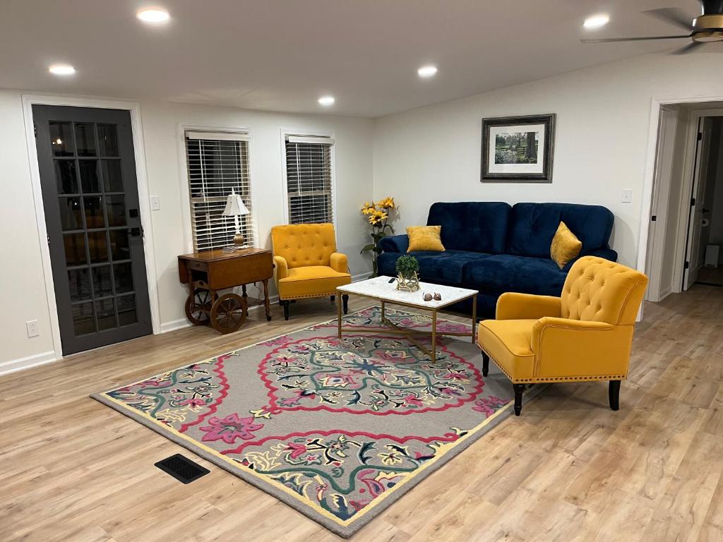 法兰克福Whiskey Woods的客厅配有蓝色的沙发和两把椅子