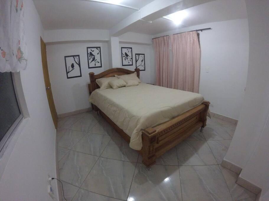 麦德林Right in the heart of Medellin的一间卧室,卧室内配有一张大床