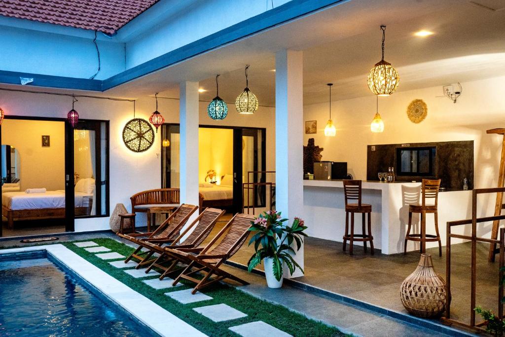 坎古Yolo 365 Villas and Resorts, Canggu, Bali的别墅 - 带游泳池和客厅