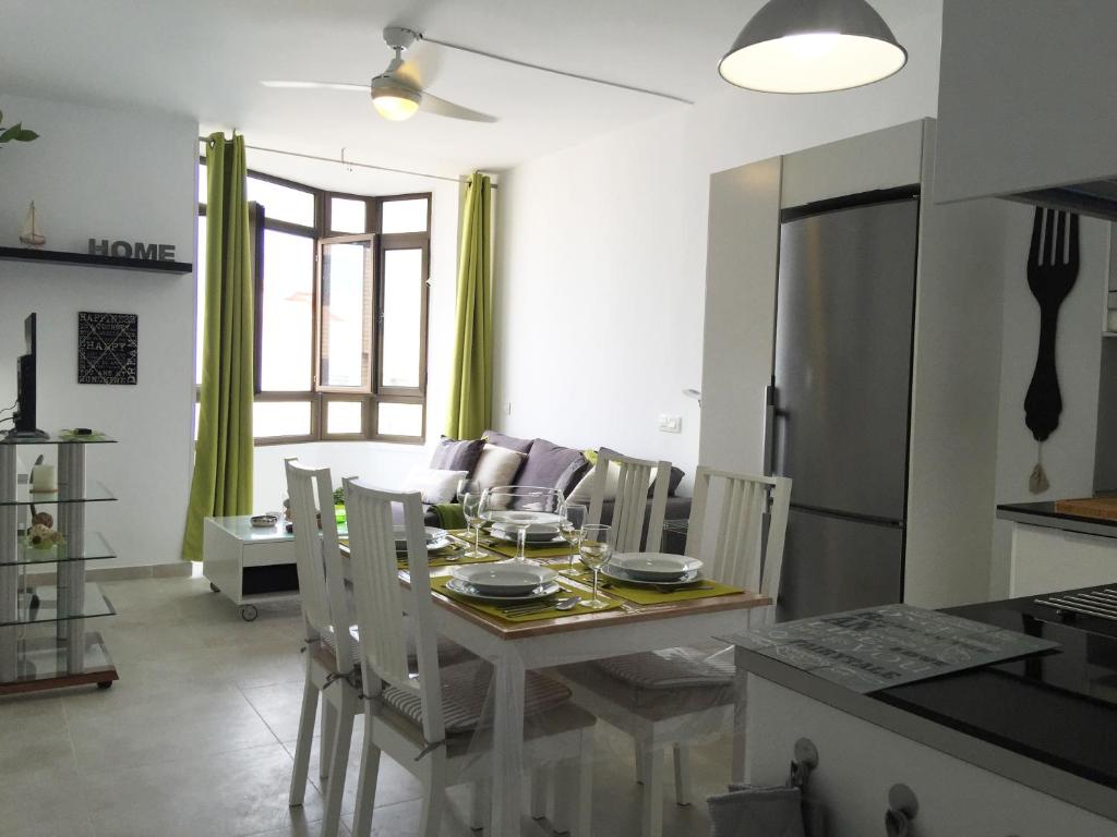 大加那利岛拉斯帕尔马斯迈伊公寓的厨房以及带桌椅的用餐室。