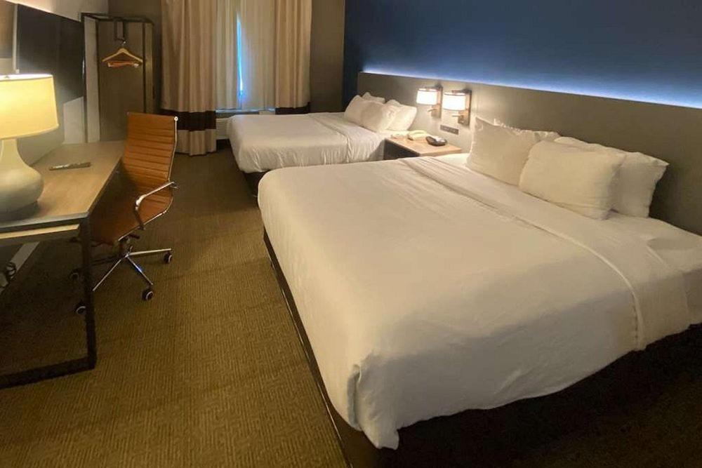 圆石城Round rock hotel的酒店客房配有两张床和一张书桌