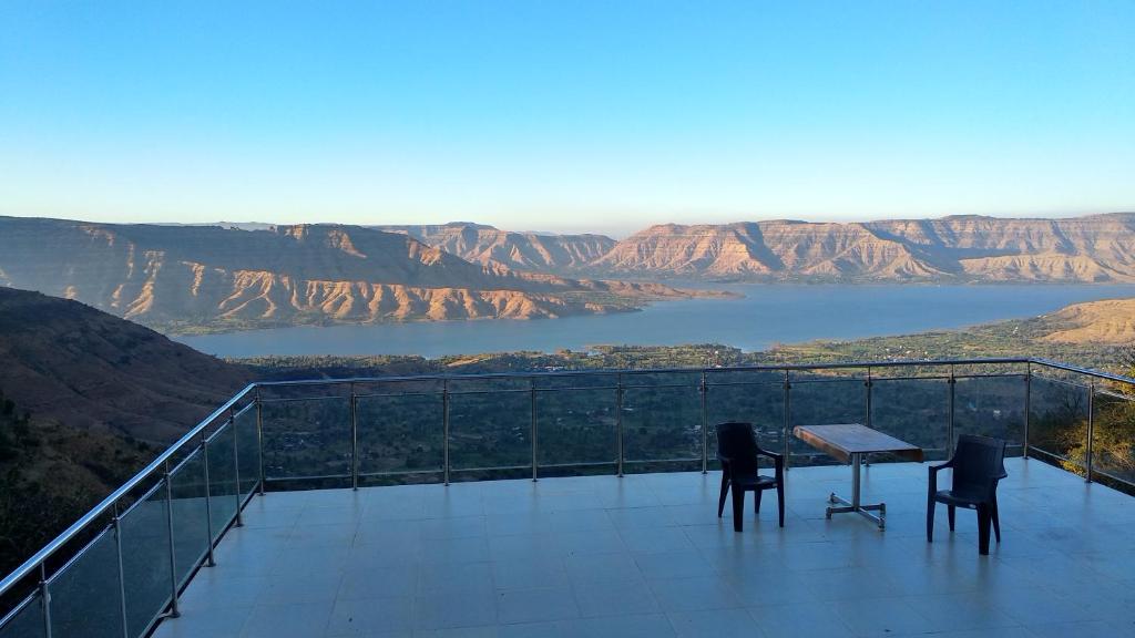 潘奇加尼Sharayu Holidays Valley View的美景阳台配有两把椅子和一张桌子