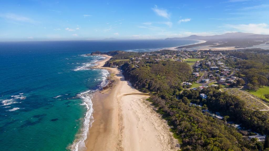 楠巴卡黑兹BIG4 Tasman Holiday Parks - Nambucca Heads的享有海滩和海洋的空中景致